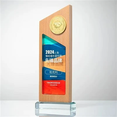 Koka bāzes kristāla maratona trofeja